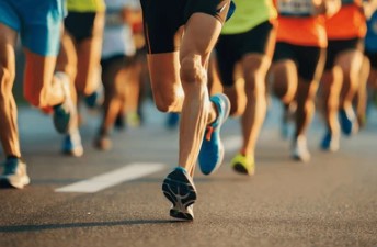 Corredores en una carrera de calle